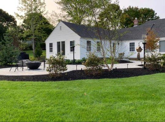 Landscaping, Mulch, Spring Cleanup, Residential, Commercial, Hardscape Design & Installation, Lawn Maintenance