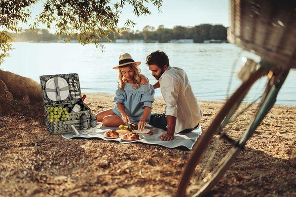 Romantic picnics with a picnic basket and Mega Mat