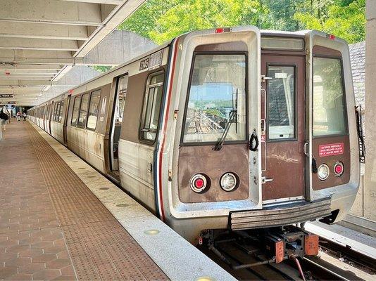 WMATA MetroRail 3000 series train terminating at Huntington station on the Blue line Plus