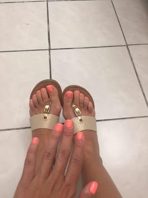 Pedi and gel mani. I love this coral summery color :)