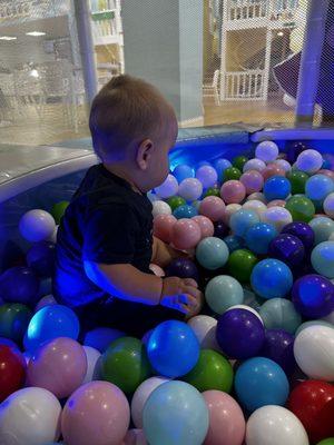 4 years & younger ball pit area!