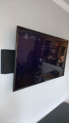 -TV MOUNTED
-Electrical Outlet adaptation
-Wire concealment 
-PS4 Mounted