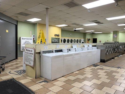 Picture from front of laundry mat