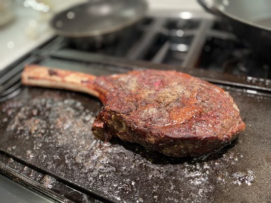 Tomahawk steak (ribeye)