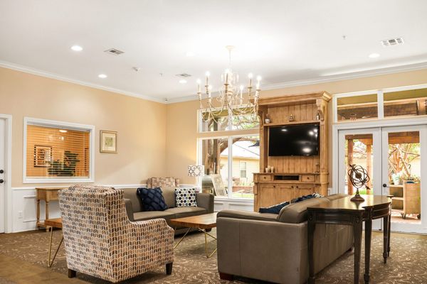 Carrollton Gardens | Assisted Living and Memory Care | Carrollton, TX | Community living room