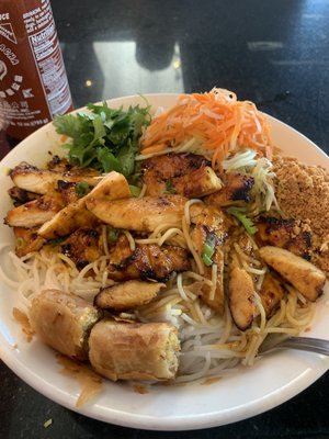 Grilled chicken vermicelli w/egg roll