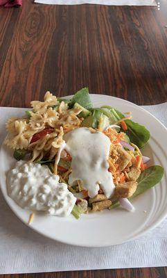 The salad bar was so fresh. Beside the salad essentials there was also cottage cheese, pasta salad and Cole slaw.