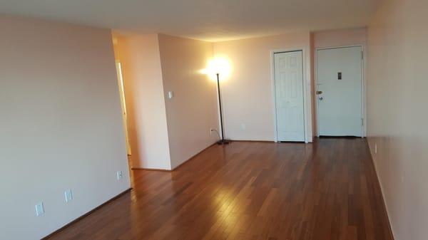 1st floor 2Br end unit now for rent. Apt features easy in easy out location, updated kitchen and appliances, updated bathroom...