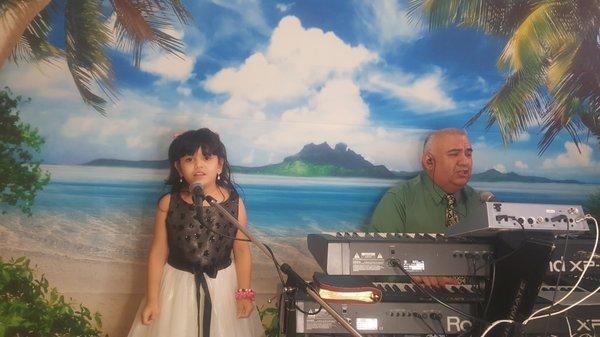 Pastor Alex y Leslie cantando para Dios.