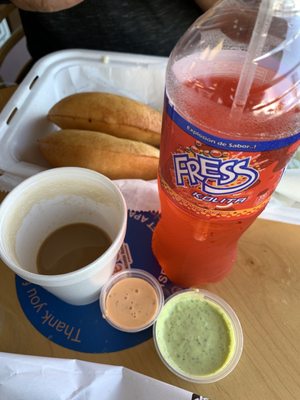 Empanadas con su respectiva frescolita y el café