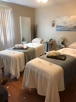 Couples Massage..Rose Petals, Candles, Fresh Fruit/Beverage of Choice. Pampering for Two...