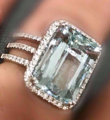 Beautiful 14kw aquamarine & diamond ring...