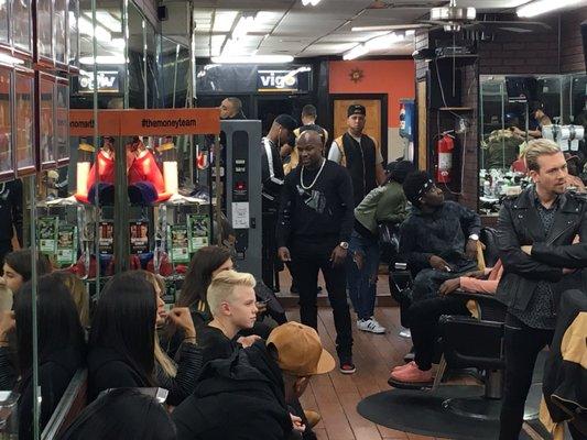 Floyd Money Mayweather in the TmT Barbershop in the Bronx holy!!!!!! Shit!!!!!!!! Lmao