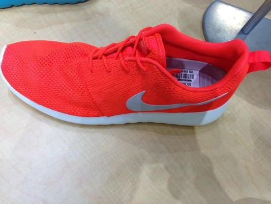 Pair these orange crimson Run Roshes with your Giants gear.