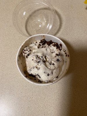 Banana Oreo ice cream with cake crunch topping and a bonus: A STRING!