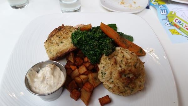 Md. Crab cakes, outstanding!  Try the salmon, the scallops or any seafood item and they will not dissapoint.