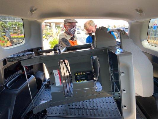 Allen (or Alan) helping our new grill into the car! Can knew everything about grills ask for him!!