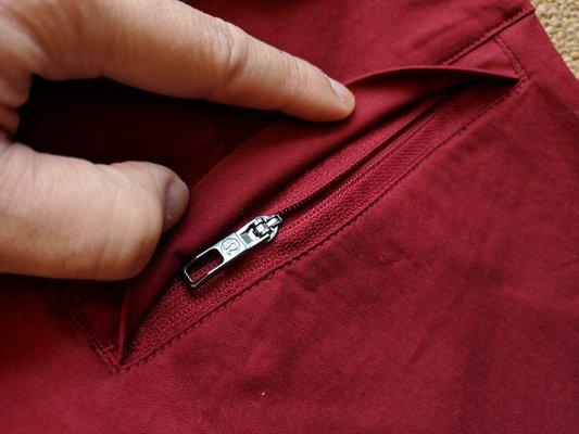 Commission Short 9 Slim Chino. Rear right pocket, zip-up. Rear left pocket is button-up. Color: Ox blood.