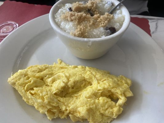 Grits n scrambled eggs