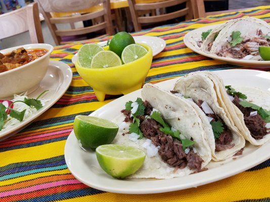 Tacos de Barbacoa con su cebollita, cilantro y el limon que da saborrrr