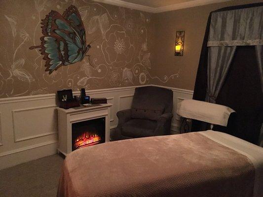 Massage by the fireplace, heated table, hot towels and a heat pack for your back definitely keeps you warm during the low temperatures.