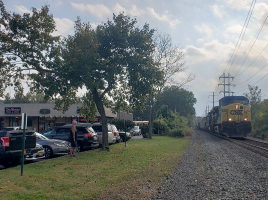 Great pizza spot /+ Italian restaurant along the CSX River Sub. Great place to watch a train while having a slice! Right at CP-QR26