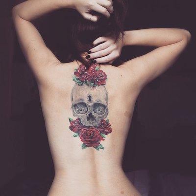 Scull in the roses