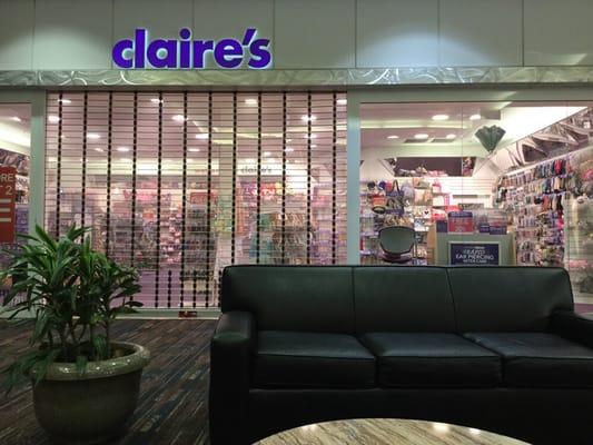 I went to Clair'e to buy a gift on Sunday morning and waited for 20 minutes after the store opening time.