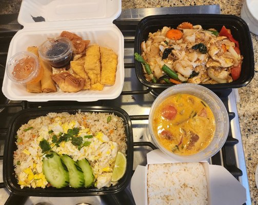 Left - Right, Top - Bottom: Thai Clearview Platter, Pad Kee Mao, Crab Fried Rice, Duck Curry...YUM!!!