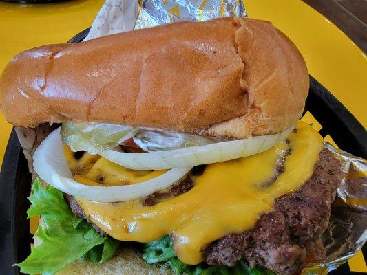 Single patty 1/2 pound smash burger, fresh beef smashed by hand, makes juciest burger! Soft brioche bread bun & fixin's. Good fries too.