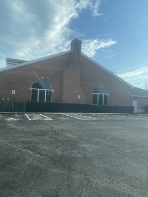 Building side seen when entering parking lot