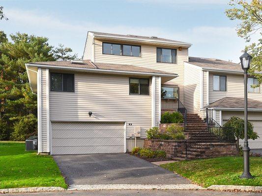 Exclusive Listing!   Beautiful Condo For Sale in Woodbury, NY