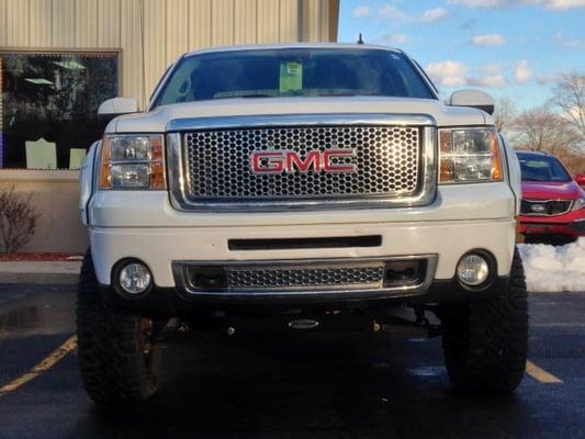 We painted and installed Bushwacker Pocket Flares on this 2009 GMC Denali 1500. Wow what a change 6" made!