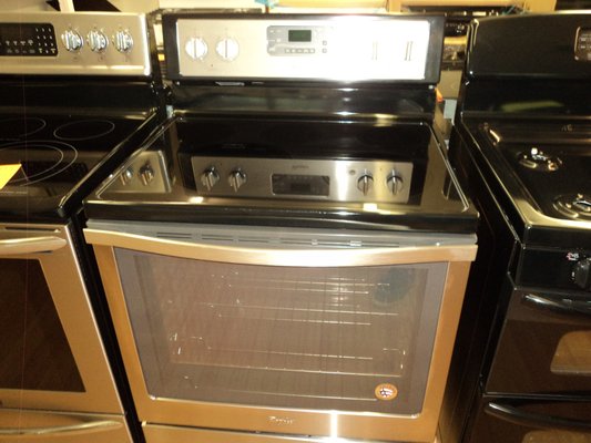 New Whirlpool Convection Electric Range WFE540H0E5 Factory Warranty Was $949 Now on Clearance $479