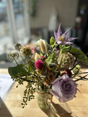 Small bud vase arrangement.
작은 화병 꽃이