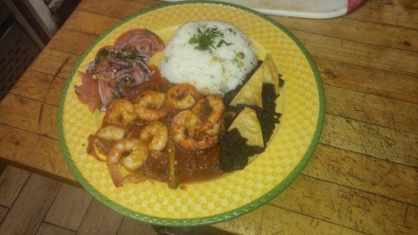 Camarones Ala diabla with white rice and fried beans