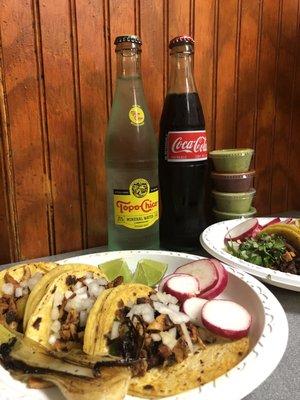 tacos al pastor, salsa y refrescos