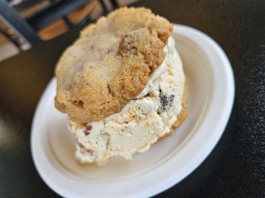 Caramel ice cream with apple cinnamon cookie