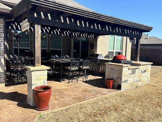 Outdoor kitchen and pergola