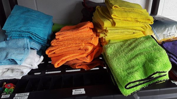 We only use microfiber towels to clean cars to ensure your car leaves scratch - free