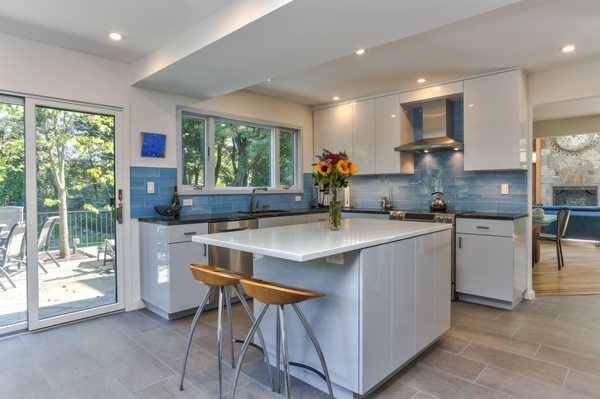 Two toned high gloss kitchen