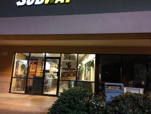 Subway closes at 9:10pm site reads 9:30pm.