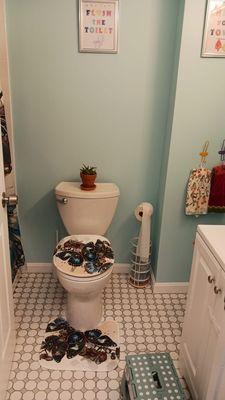 Mane Daycare provides a well-maintained and hygienic bathroom designed with children's needs in mind.