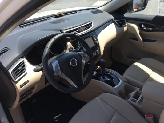 Interior: 2016 Rogue