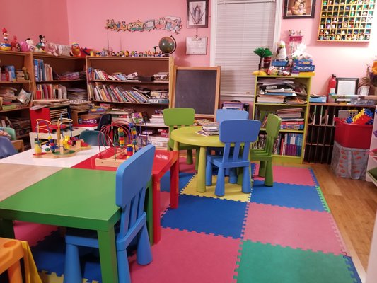 Study / Play / Circle Room with 2000 books and 1000 toys including other rooms together.