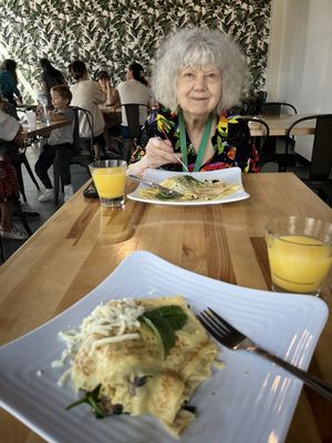 We both had the very delicious Florentine crêpe and mimosas for this Saturday morning breakfast. Lucy and I had a great time.