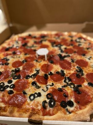 Regular pie with black olives and pepperoni