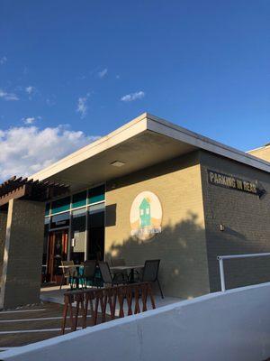 Front of the brewery with one table.