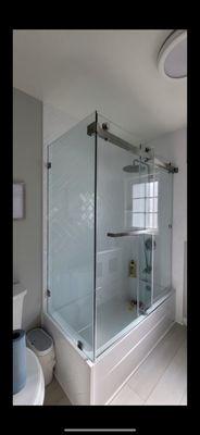 Corner tub with white herringbone acrylic.