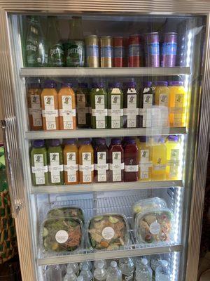 Fresh juices to-go, salads, water and other beverages